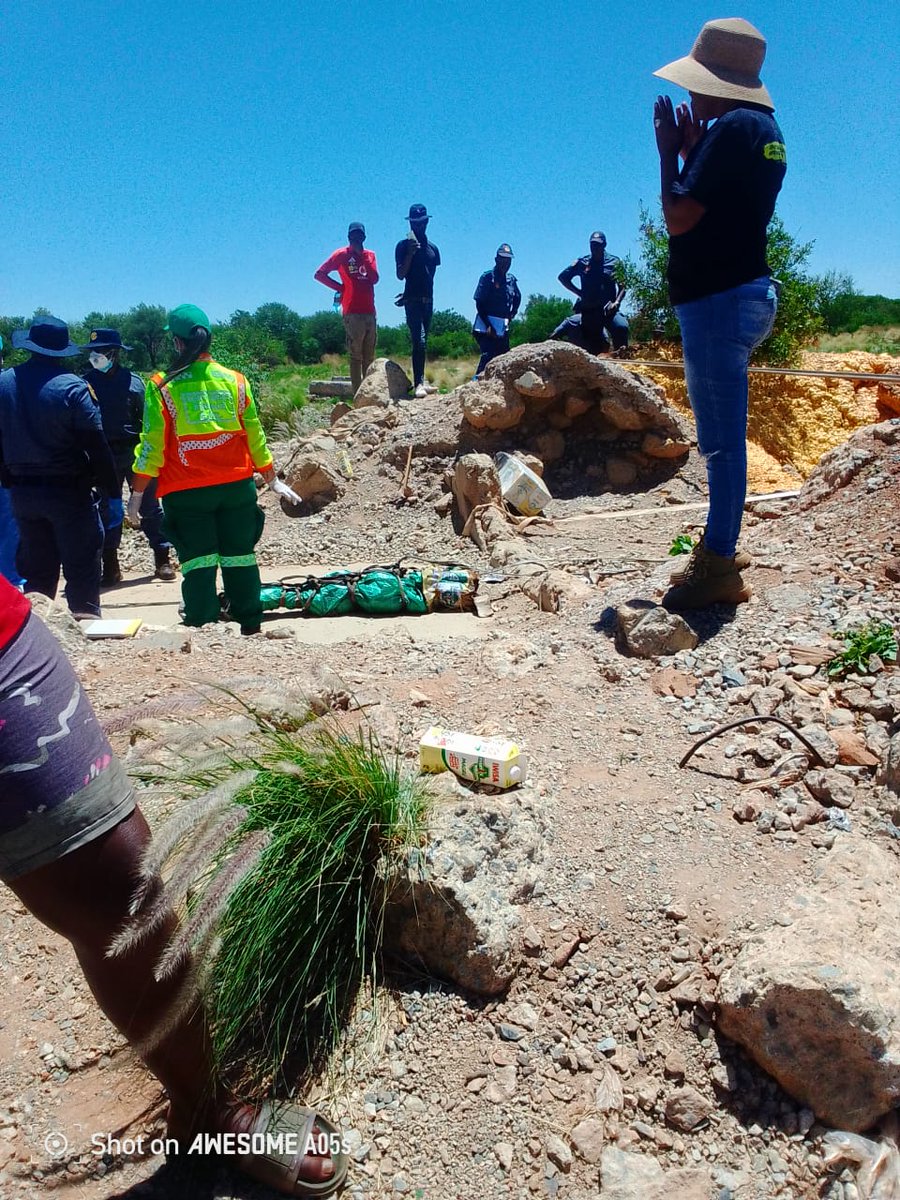 macua_sa's tweet photo. Stilfontein update: A body of a male has been retrieved by community rescue volunteers and it is difficult to identify at the moment as the North West Emergency Medical Services is still examining the body. A letter attached to the bag states that the resurfacing of the bodies be done quickly as the bodies are causing a bad smell. 
https://t.co/3LtgAeZ1uu                                                                                                                                                           #MACUAWAMUA                                                                                                                                                                                                                   #StilfonteinMine                                                                                                                                                                                                                       #NothingAboutUsWithoutUs