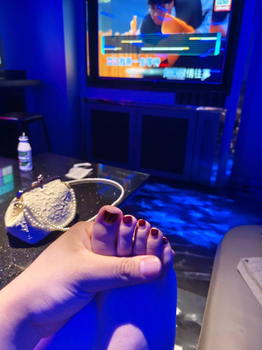 彻底好起来了，裸足都把玩上了