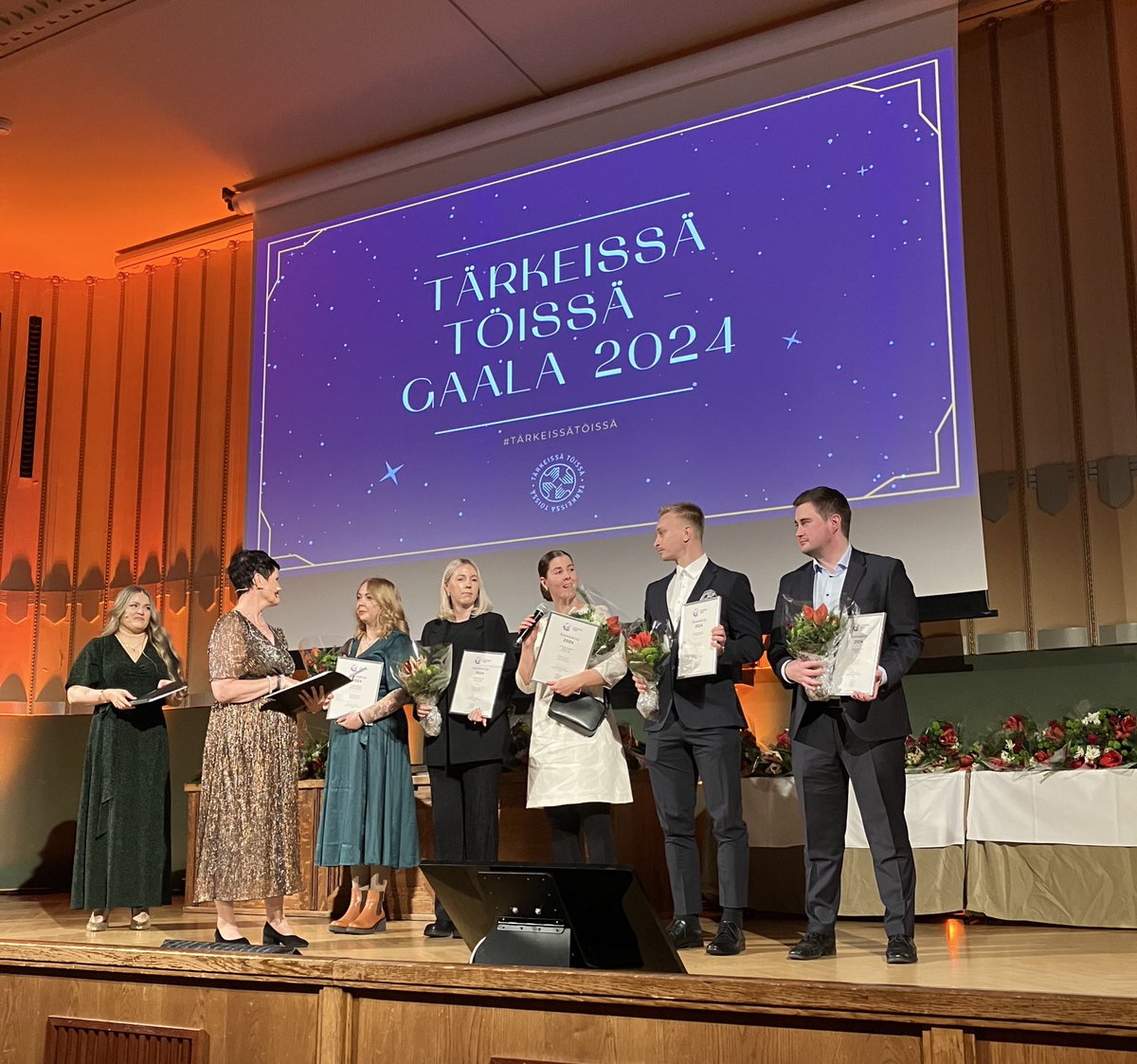 KukkaAnna's tweet photo. Vuoden tulokkaina palkittiin gaalassa @Heinolakaupunki ja @siunsote . Organisaatiot toivat uusina toimijoina eniten kehittämistekoja Tekojen torille. Vuoden verkostona palkittiin kunta-alan nuorten työntekijöiden verkosto. https://t.co/vvIPT4aYhL