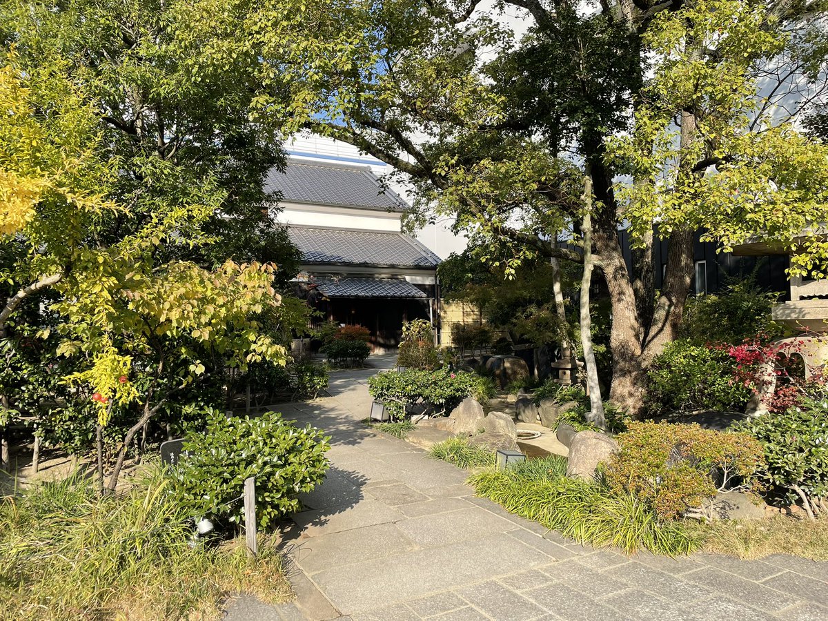 LuCaSG_Go's tweet photo. 飯食える酒蔵とよーわからん鳥 https://t.co/uRcvp9otG0