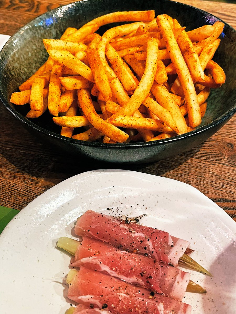 mama0308's tweet photo. 昨夜は夫が早く帰れると言ったので都内帰りの自分は駅で待っていて、一緒にミハマベースに行ったの。お目当てはファーメントリーシモツキIPA🍻こりゃまた美味かった!夫ハーフ✖️1、私パイント✖️2➕ハーフ✖️1😂
酒豪でスマン。しかし行き帰り並んで歩いてるだけで楽しかった〜
#MIHAMABASE https://t.co/MCHFMru0bq