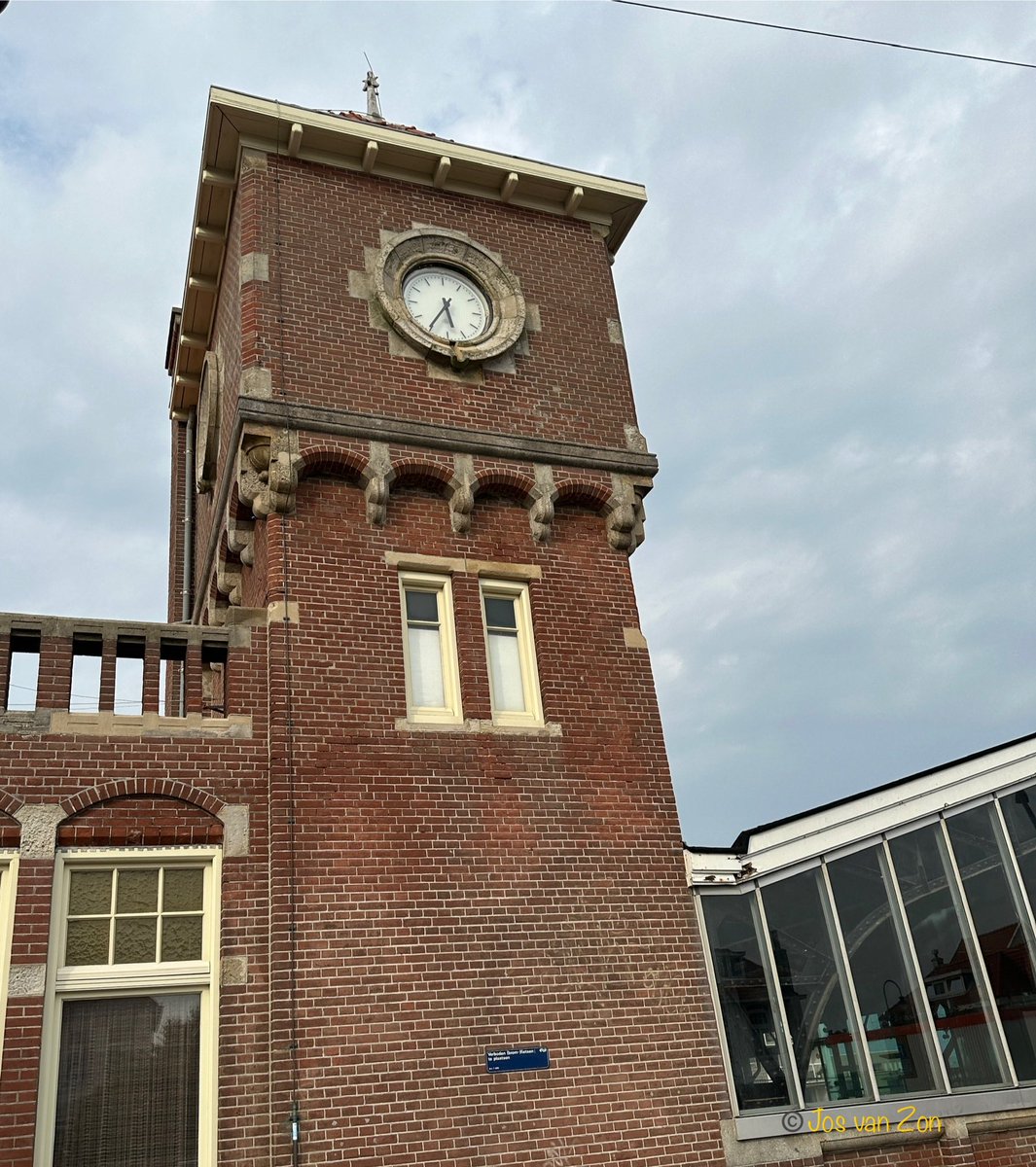 JosVanZon's tweet photo. Het thema van #Dag3 in de #Foto_Adventskalender van ⁦@josephiensierag⁩ is #Tijd ⏰️⏳️ Over 2 dagen vieren we Sinterklaas en daarna tellen we verder door naar Kerst 🎅🎄
De #klok geeft de #tijd aan maar #luid ook op de #hele en #halve #uren 🕰️🕙⏰⌛️⏳⛪️🔔 #Klokken https://t.co/s6fYm75HRn
