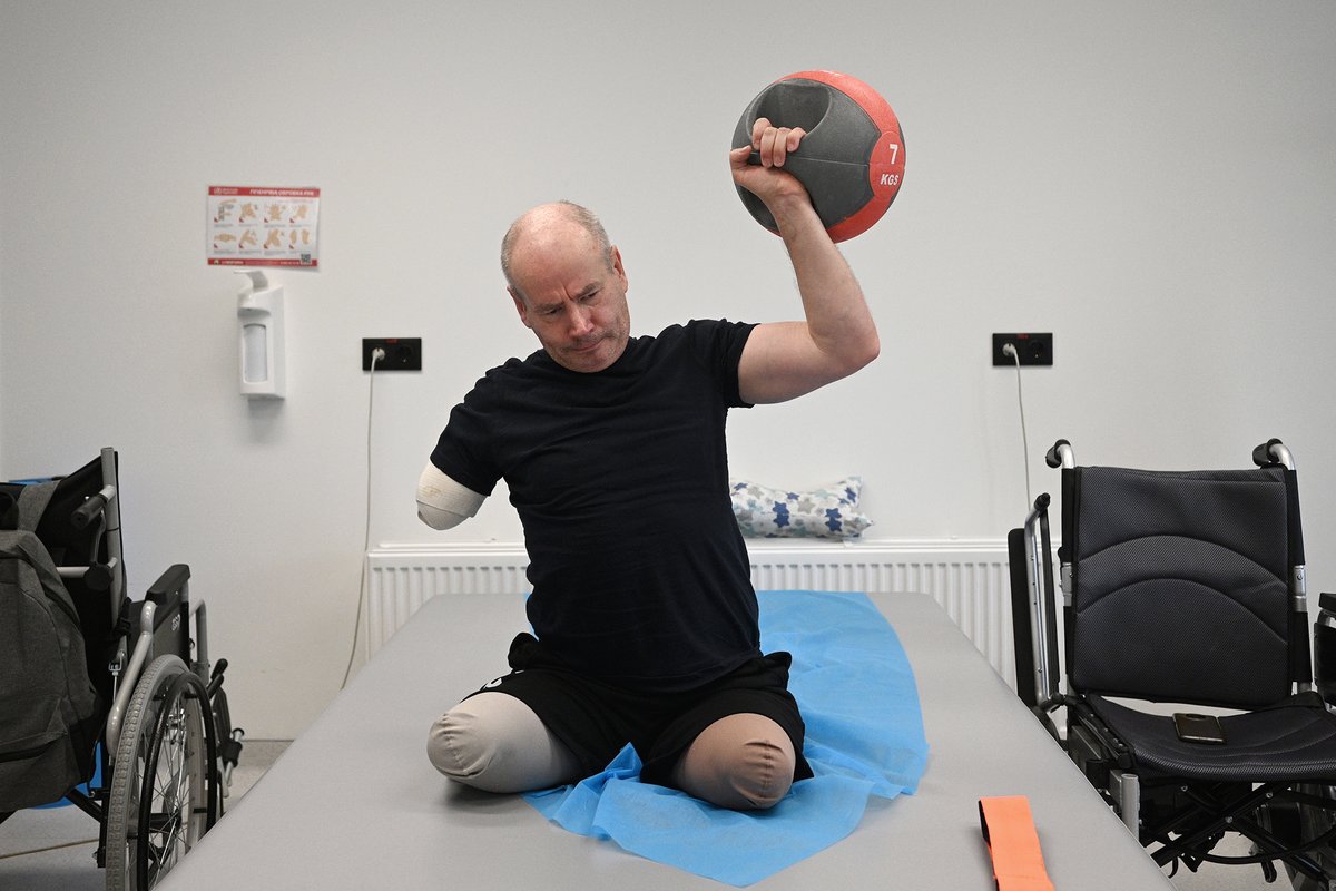 YurkoDyachyshyn's tweet photo. Ukrainian amputee serviceman Genadiy, 52, does recovery exercises at the Superhumans Center
@superhumans_com rehabilitation clinic in Lviv, Ukraine on November 27, 2024. 📷 Yurko Dyachyshyn 
#Ukraine #україна #superhumans #реабілітація https://t.co/0SyyFuWOoq