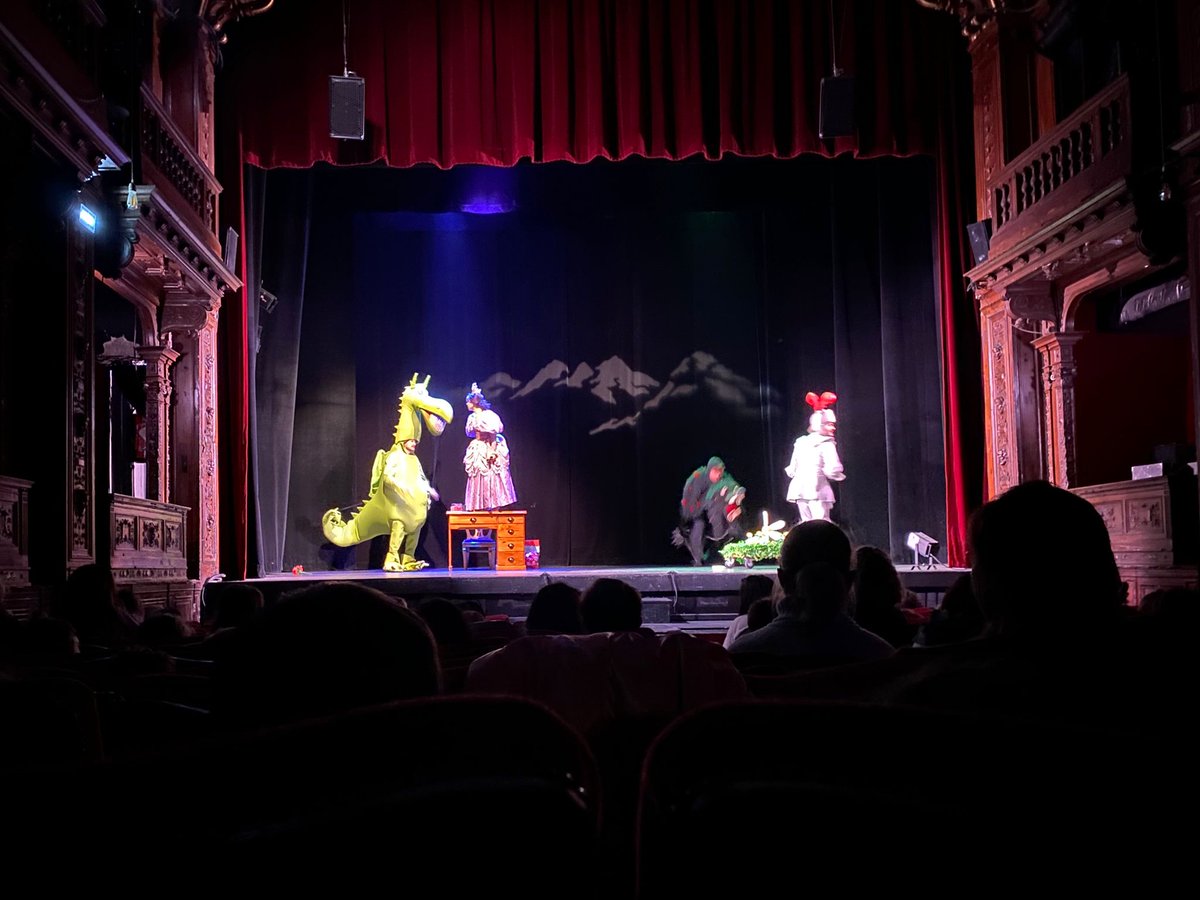 fgl_paris's tweet photo. El pasado jueves, el alumnado de infantil, junto con sus maestras y madres voluntarias, acudió al teatro Ranelagh para disfrutar de la obra, y posterior coloquio, de George le dragon. Genial ;-)
@AccEducativaExt
#colegioespañolfedericogarcíalorcaparis 
#theatreranelagh https://t.co/q0dpcl8Z10