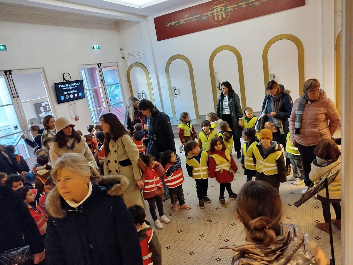 fgl_paris's tweet photo. El pasado jueves, el alumnado de infantil, junto con sus maestras y madres voluntarias, acudió al teatro Ranelagh para disfrutar de la obra, y posterior coloquio, de George le dragon. Genial ;-)
@AccEducativaExt
#colegioespañolfedericogarcíalorcaparis 
#theatreranelagh https://t.co/q0dpcl8Z10
