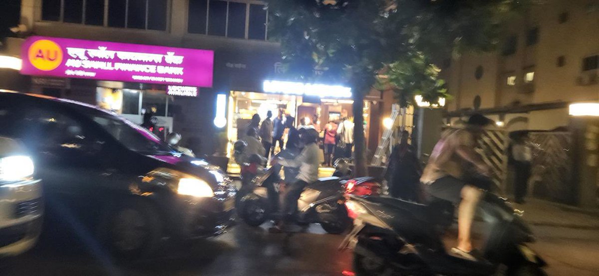 breachcandyALM's tweet photo. Drunkenness and brawls causing safety issues on pavements  for residents of #BhulabhaiDesaiRoad. @MumbaiPolice please come and check what’s going on after hours at @livingliquidz . @GamdeviPS 
@MPLodha please help us. @BCRFbreachcandy https://t.co/ccECVgmKbj