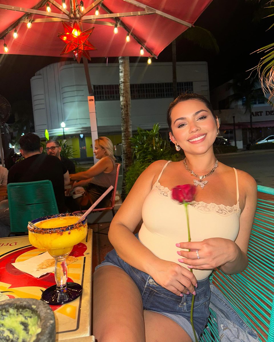 do_makes56739's tweet photo. Rose 🌹 are red violets are blue I'm here to be your baby boo🥰 https://t.co/uAJGkiyzxl