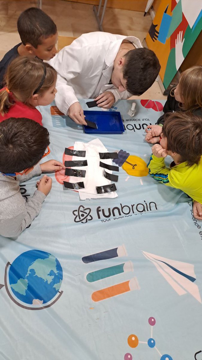 FunbrainBcn's tweet photo. 🧪Tardes d'experimentació científica a @bibvaporvell amb els tallers #estàsON i #Funbrain.

Amb el programa organitzat per @barcelonactiva amb @BibliotequesBCN portem la ciència i les STEAM als diferents barris de la ciutat de Barcelona.

🛩️Aerodinàmica, colors, matemàtiques... https://t.co/OIwpUGi3zj
