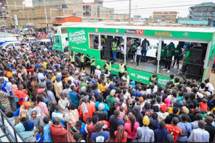 Hi nairobi!! <a href="/SafaricomPLC/">Safaricom PLC</a>  is here! This week ,the  #SambazaFurahaNaSafaricom caravan will be in nairobi. itakuwa imebeba  gifts to be won including airtime, phones,  Mbuzi chicken and many more goodies will be up for grabs. <a href="/Brian_Lemar/">🌴Mzee Mnyama😅</a> <a href="/NairobiEastCrew/">🅽🅰🅸🆁🅾🅱🅸 🅴🅰🆂🆃 🅲🆁🅴🆆🇰🇪🇰🇪</a>  mnadai kushinda  nini?