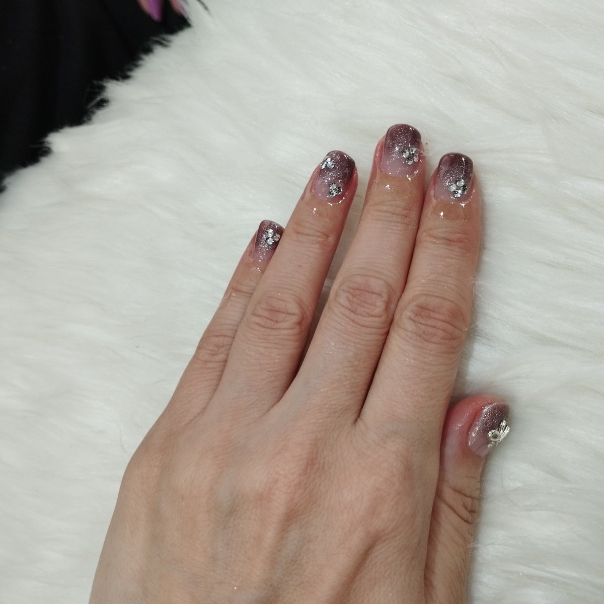 manila_ringo's tweet photo. 一人マラテツアーは例の安い韓国食材屋によってCoco total nail salonで初ネイルしてもらった💅🏻煌びやかなイメージのサンプルが多く似合うか心配でしたが、仕上がりは想像以上に可愛くて満足💓マグネットネイルとストーンも一杯ついて1500ペソはBGCより安いと思う☺️ 
#フィリピン #マラテツアー https://t.co/KuJLiBvmiy