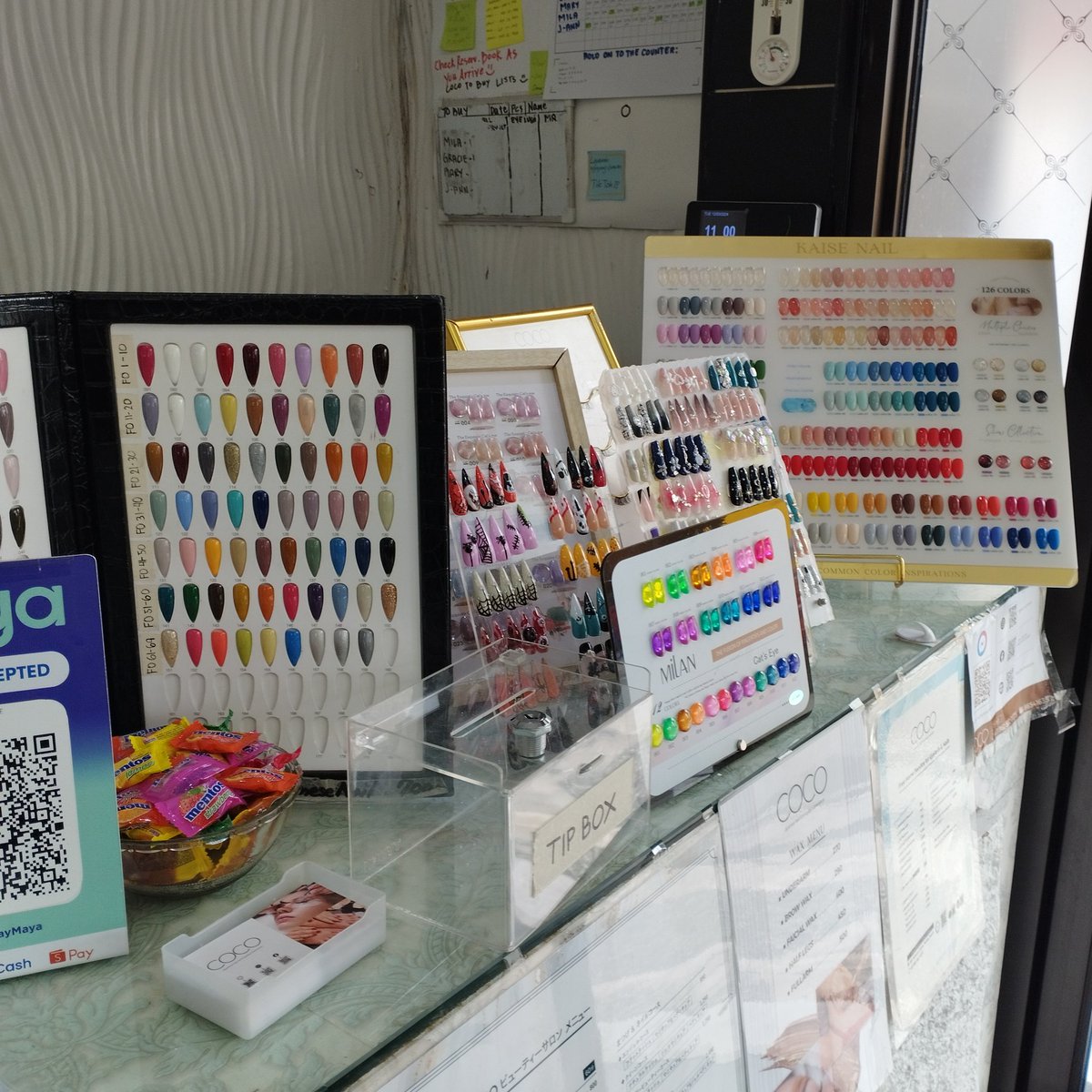 manila_ringo's tweet photo. 一人マラテツアーは例の安い韓国食材屋によってCoco total nail salonで初ネイルしてもらった💅🏻煌びやかなイメージのサンプルが多く似合うか心配でしたが、仕上がりは想像以上に可愛くて満足💓マグネットネイルとストーンも一杯ついて1500ペソはBGCより安いと思う☺️ 
#フィリピン #マラテツアー https://t.co/KuJLiBvmiy