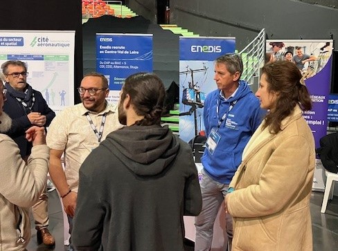 🔍 Retour sur la Nuit de l’Orientation organisé par la <a href="/cci_indre/">CCI Indre</a> à #Châteauroux (36)
➡️Nos équipes ont échangé avec de nombreux jeunes sur leurs expériences et nos #métiers⚡️Merci à tous des visiteurs pour ces échanges ! 🖇️#EnedisRecrute dans l'#Indre : urlr.me/ZMrVx