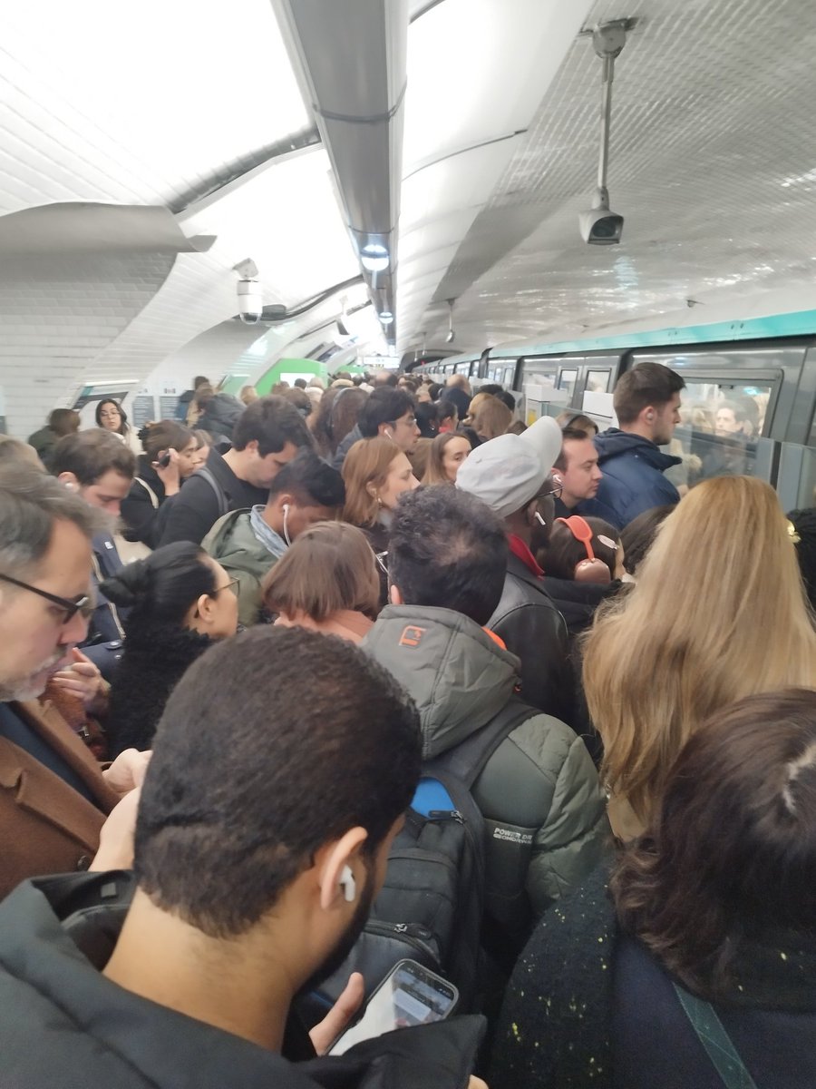ParsyValentin's tweet photo. @Ligne1_RATP https://t.co/7sNdyaxoRh