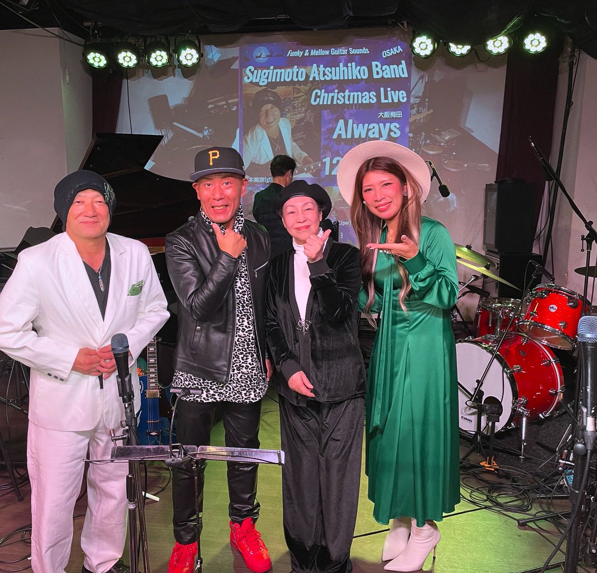 ozora_chihuq's tweet photo. 知人にROMIさんを紹介していただき
杉本篤彦さんのChristmas live へ
梅田alwaysに遊びに行きました🎸🎵❣️
アンコールが終わるとステージ上で
あつかましくも千隼ポーズ👍
本当に素敵な一夜をありがとう🙇🙇🙇
#StudioAlways https://t.co/sbWoRH8Gt7