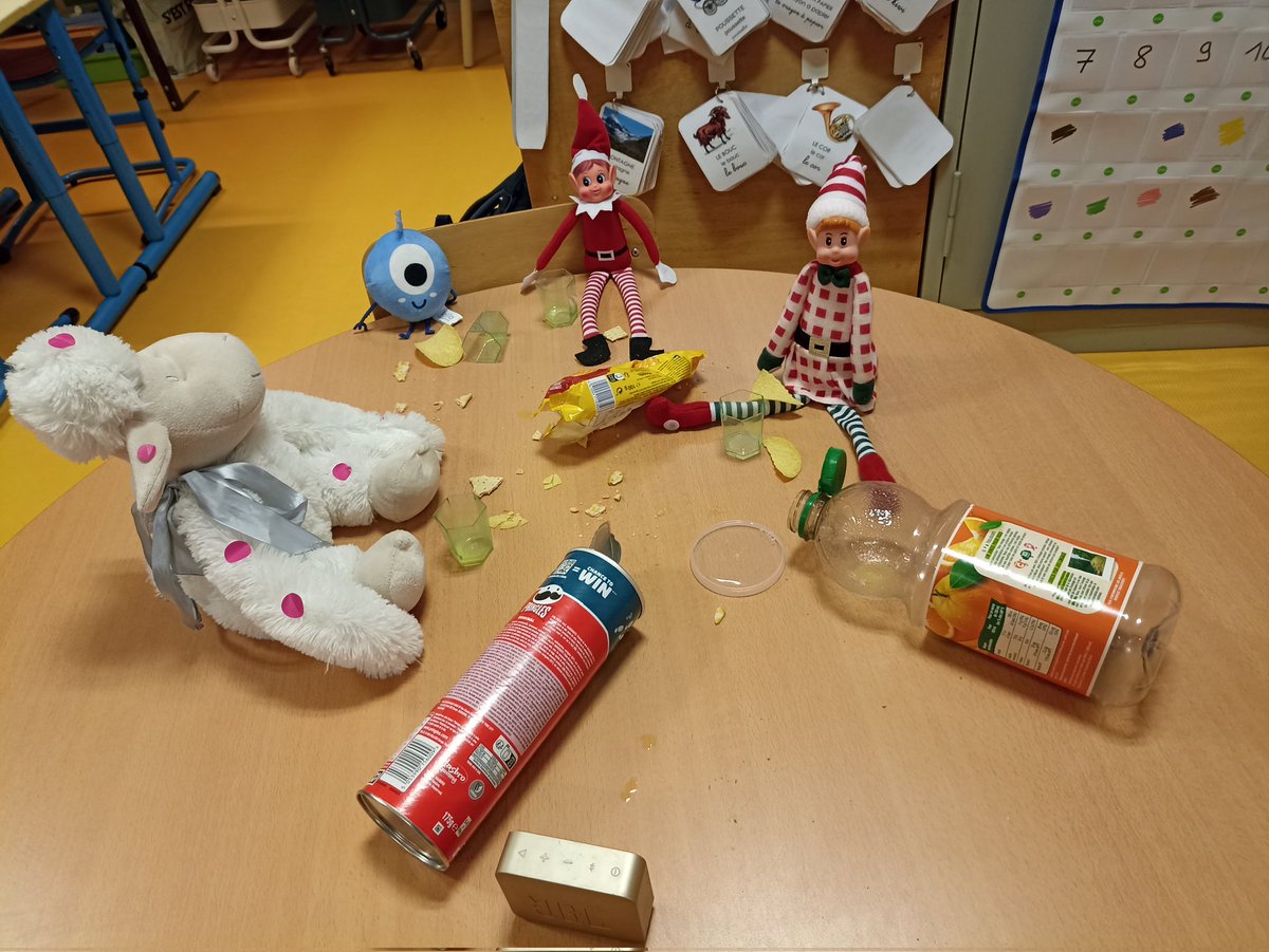 ecMarcais's tweet photo. Cette nuit, les lutins farceurs ont fait la fête avec #Lalilo et le mouton. Ils ont trouvé les gâteaux apéritifs et du jus d'orange dans la cachette secrète de maîtresse. 1/2
#lutinsfarceurs https://t.co/7rNKb3FRsG