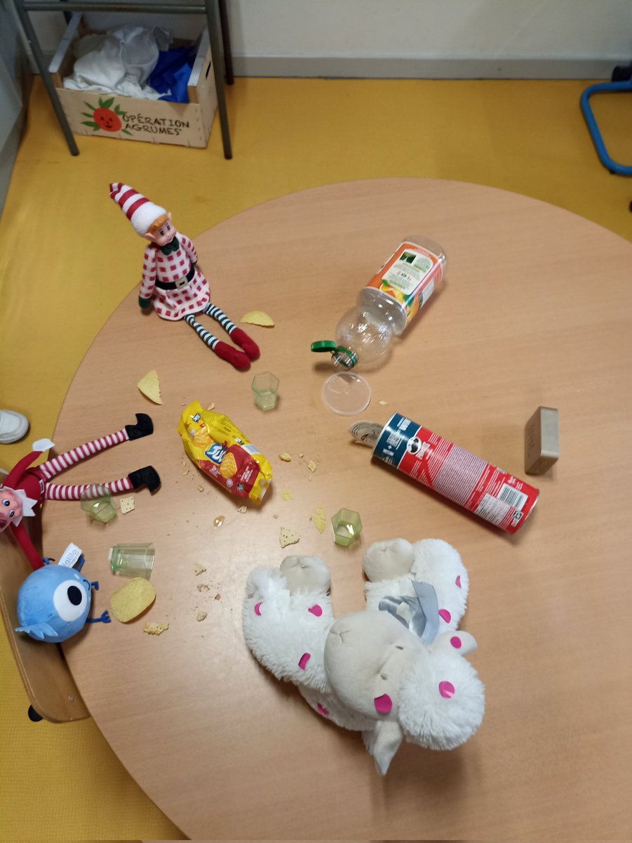 ecMarcais's tweet photo. Cette nuit, les lutins farceurs ont fait la fête avec #Lalilo et le mouton. Ils ont trouvé les gâteaux apéritifs et du jus d'orange dans la cachette secrète de maîtresse. 1/2
#lutinsfarceurs https://t.co/7rNKb3FRsG