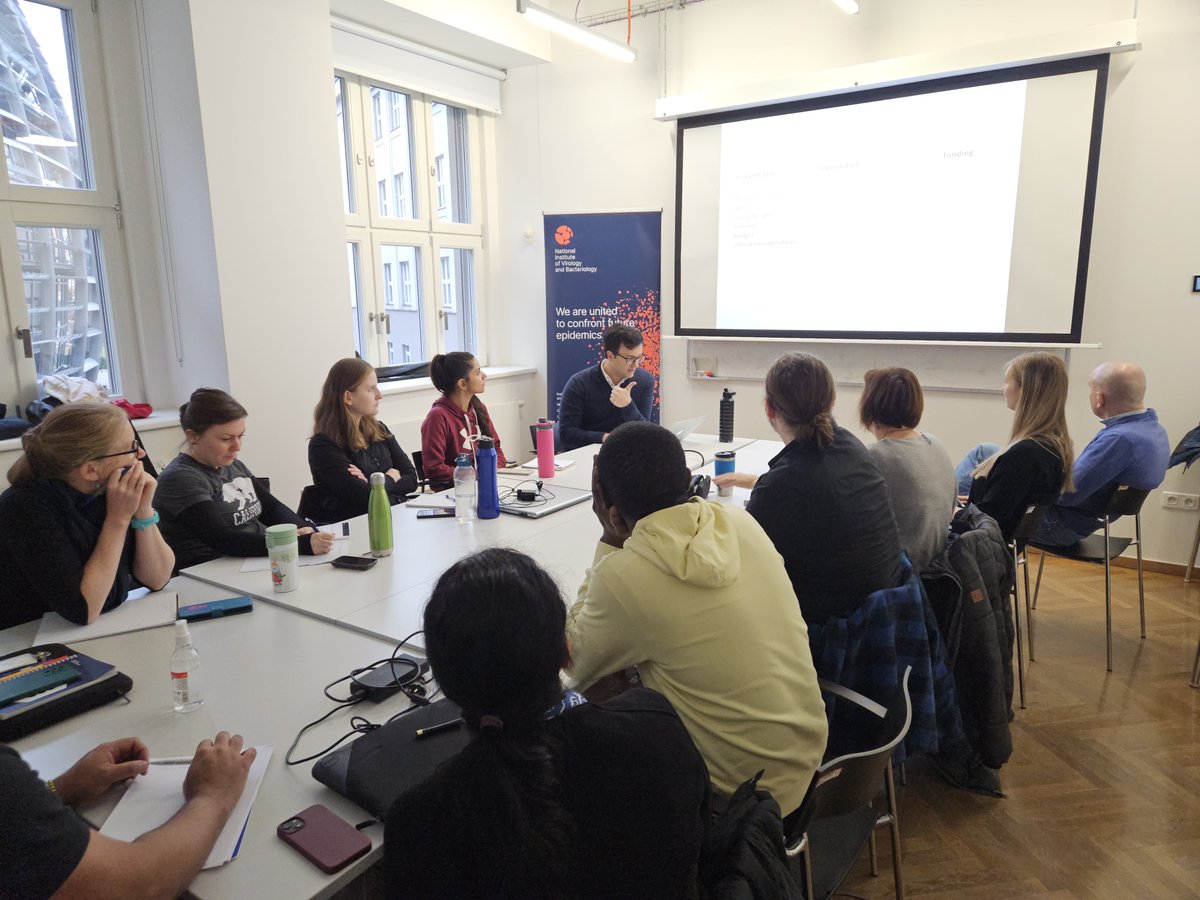 NIVBcz's tweet photo. V sobotu 30. listopadu 2024 se na ÚOCHB uskutečnil Grant Writing Workshop pod vedením Dr. Carlose V. Mela z Univerzity Karlovy.
Účastníci se věnovali psaní abstraktů, stanovování výzkumných cílů a tvorbě narativního CV. https://t.co/VdvwbD7YfQ
