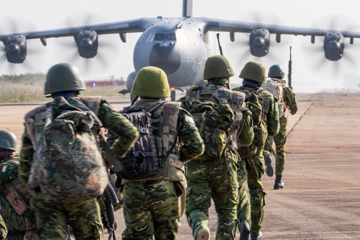 DLIAI_Officiel's tweet photo. Le 27 novembre 2024, le CEMGA adjoint, le général Justin DEM ALY et le commandant du Commandement pour l'Afrique, le général IANNI, participent à un exercice de l'armée de l'air ivoirienne qui a permis de mettre en oeuvre l’interopérabilité et la coordination des forces armées. https://t.co/75e19KeGyR