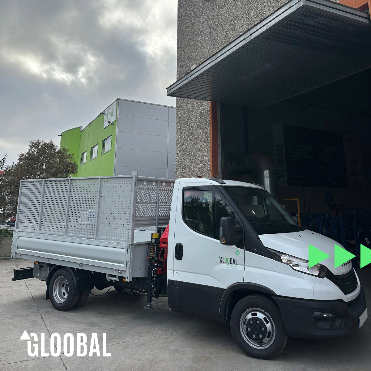 GloobalRenting's tweet photo. En #GLOOBAL nos aseguramos de que cada uno de nuestros vehículos esté completamente adaptado a las necesidades de nuestros clientes. Este #camióngrúa ha sido equipado con laterales personalizados para mejorar su funcionalidad y para optimizar los trabajos en la vía pública.💪 https://t.co/GregTJwJV4