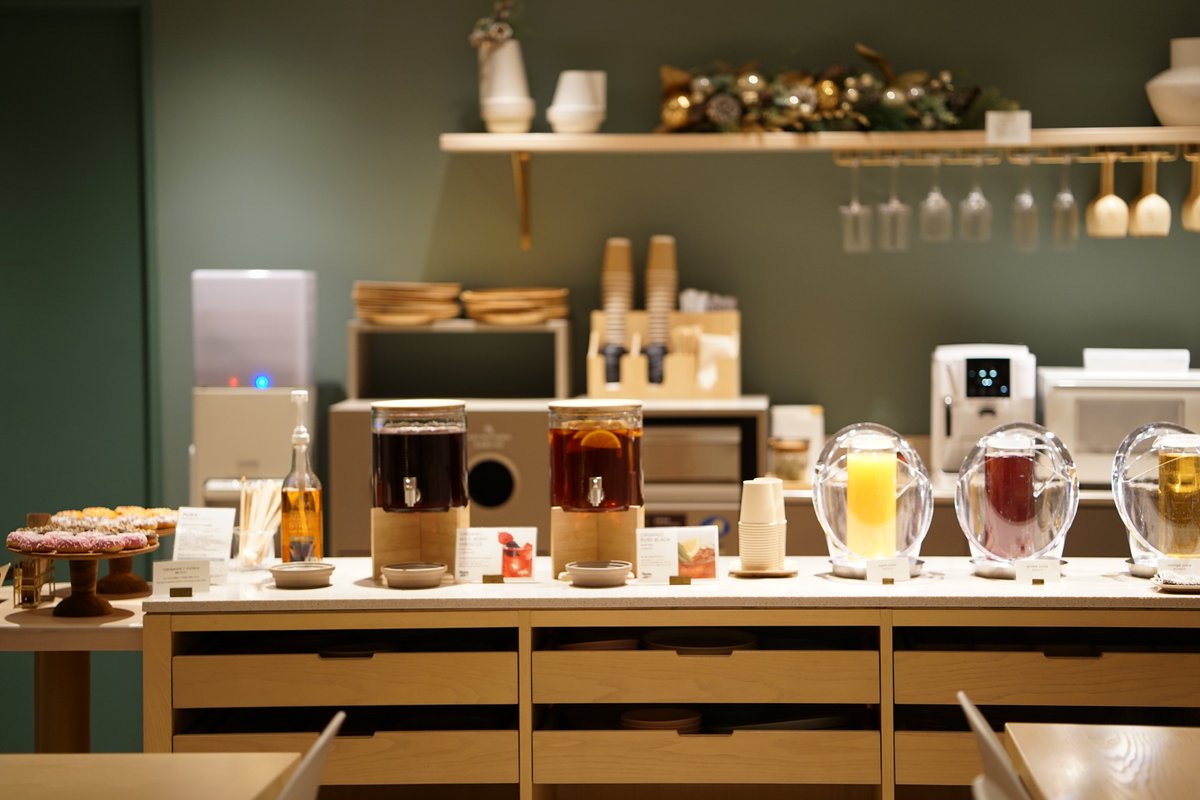 hisocaでは宿泊者様限定ラウンジにてウェルカムスイーツをスタートしました🍩
ウエルカムドリンクのコーヒーやジュースにもぴったりです！
見た目も味も抜群なのでみなさまぜひご宿泊中にお楽しみくださ～い☕

#hotelhisoca #hisoca #ikebukuro #ホテルヒソカ #池袋 #ホカンス #都内ホテル #サウナ