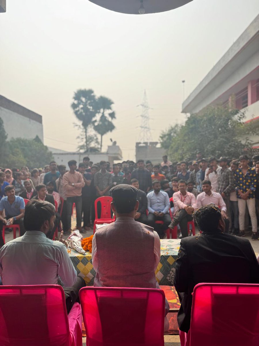 तिरहुत स्नातक क्षेत्र से महागठबंधन समर्थित राष्ट्रीय जनता दल के प्रत्याशी गोपी किशन जी के समर्थन में आज एक अहम बैठक बोचहा विधानसभा क्षेत्र के रतवारा सुस्ता मनीष आनंद जी के घर पे बैठक हुई,बैठक में मौजूद लोगों ने राजद सुप्रीम लालू यादव जी और बिहार के भावी मुख्यमंत्री तेजस्वी यादव