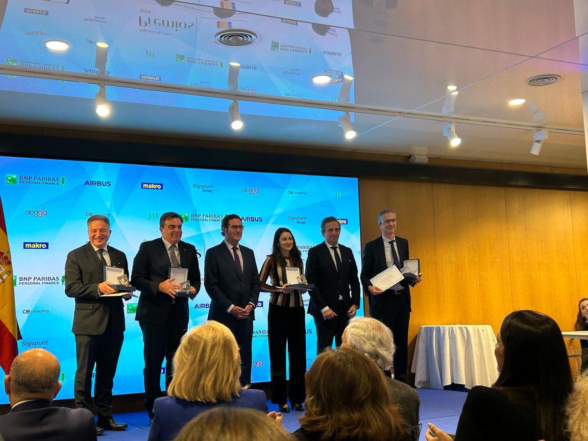 sonipax's tweet photo. Ayer asistí a la Entrega de Premios en la 2ª Edición Premiso Instituto de Estudios Económicos (@IEE_madrid ). 

Enhorabuena a los 🔝 premiados 👏 👏 
🏆 Laura Olías, Carlos Segovia, Pablo Hernández de Cos y Margaritis Schimas

https://t.co/cNHuiKY0DN https://t.co/HL3xAOGwNo