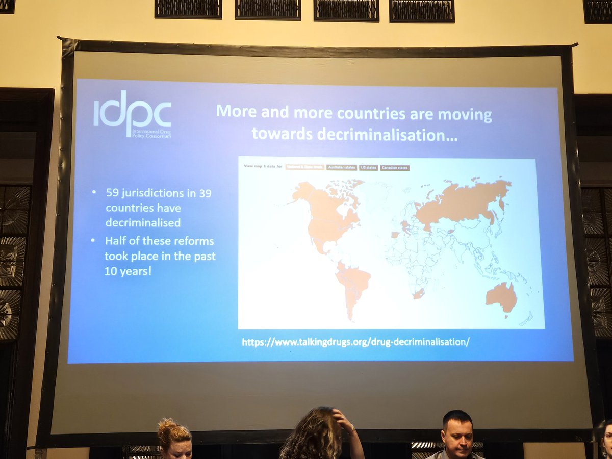 På sesjonen Decriminalization in Europe. Verda rundt går ein mot ei avkriminalisering for bruk og innehav, FN med forskjellege underorgan talar stadig for avkriminalisering. I Norge, med <a href="/Senterpartiet/">Senterpartiet</a> og <a href="/Arbeiderpartiet/">Arbeiderpartiet</a> i front, skal vi  stramma inn 🤝🏻

#NarkoTwitter

#EHRC2024