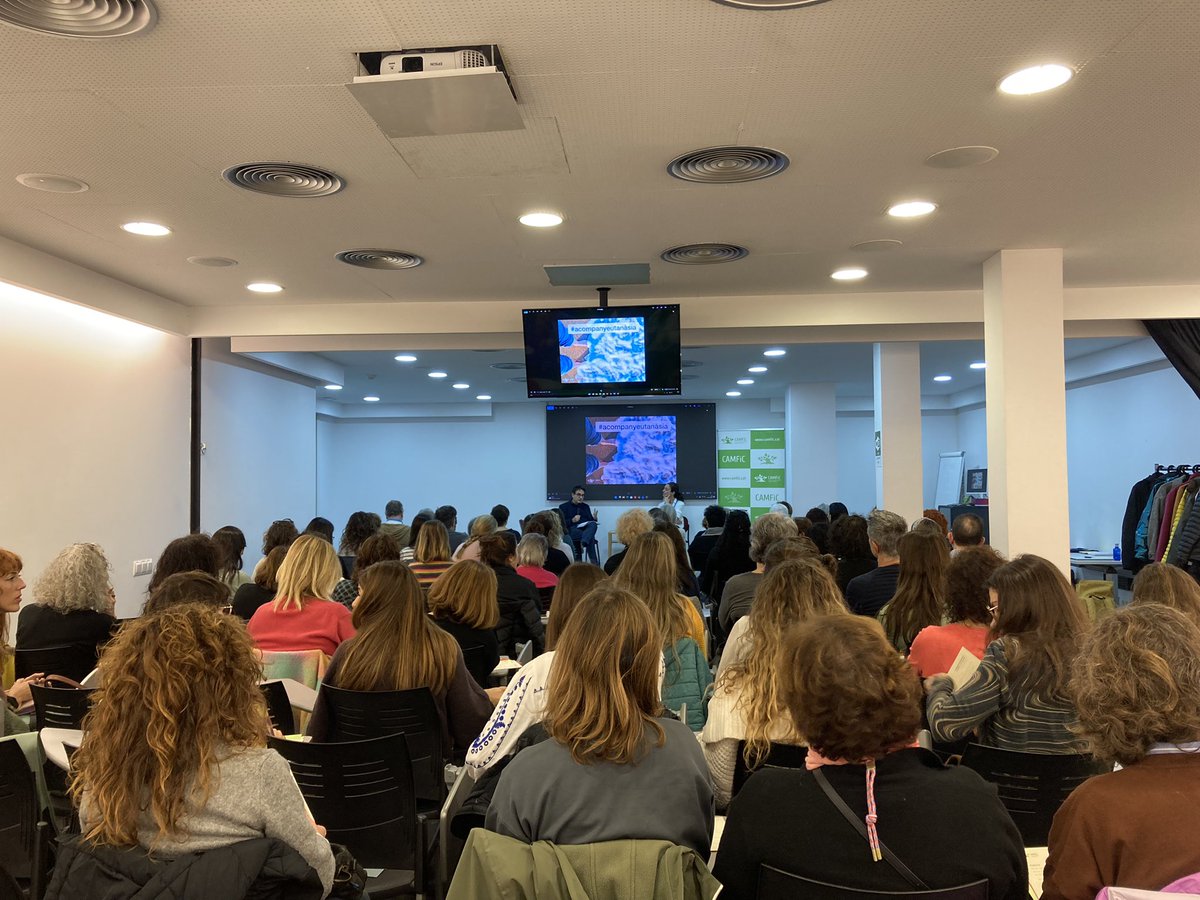 CAMFiC's tweet photo. Comencem la Xl Jornada del Grup d'Ètica amb una sala plena de gom a gom per parlar, aprendre i reflexionar sobre l'acompanyament en l’eutanàsia. #acompanyeutanàsia https://t.co/WKaWZEwnFX