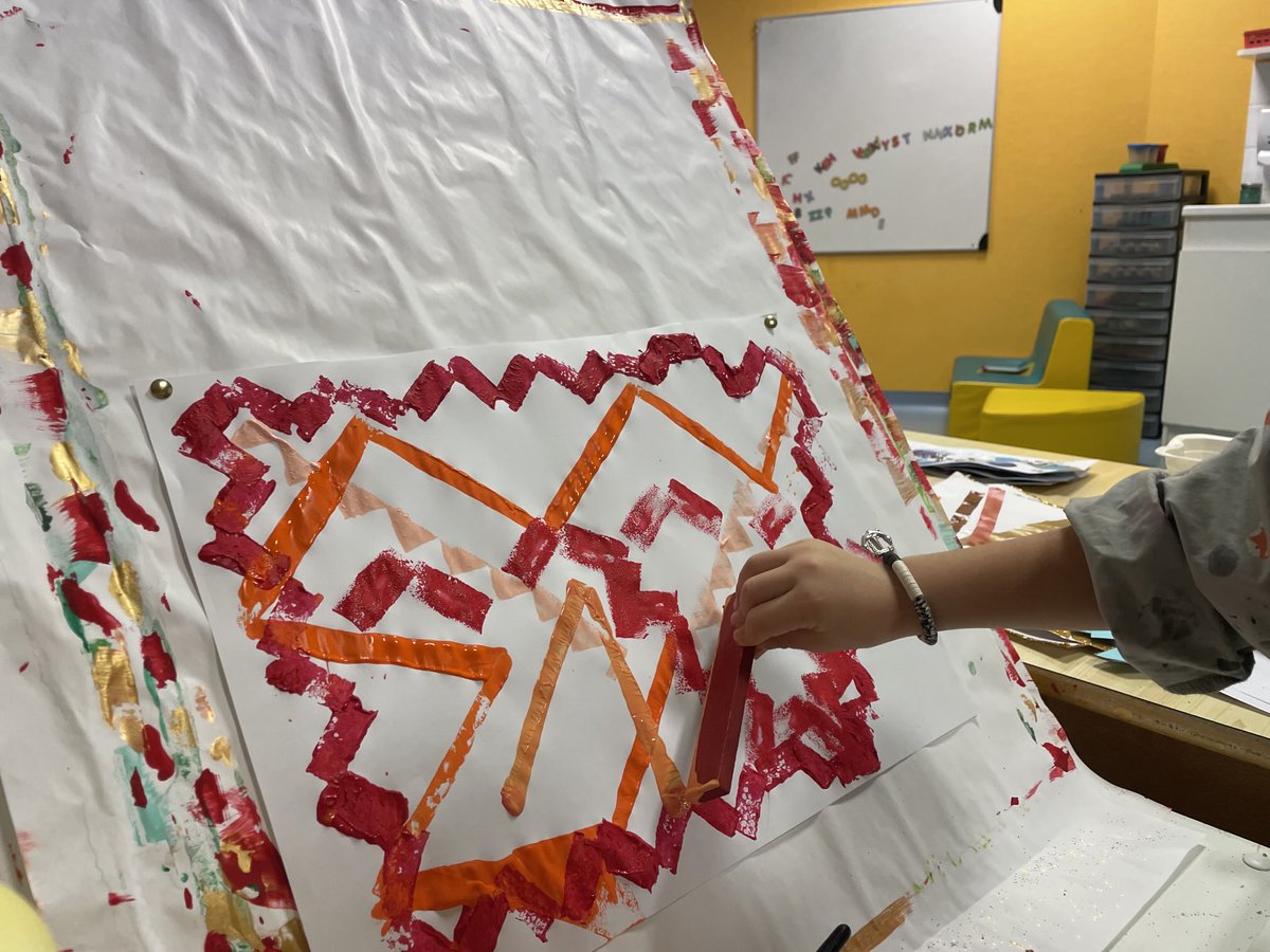 Après les lignes verticales et les lignes horizontales, les lignes obliques! Utilisation de divers outils ( kaplas, éponge, voiture…) pour les tracer…