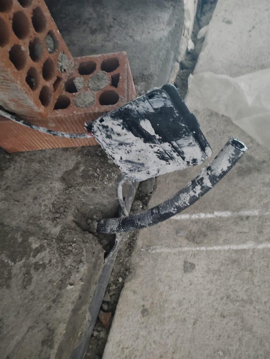 Aranchalee's tweet photo. @movistar_es 24 hrs sin wifi bloque de viviendas en el centro de Madrid al lado del Tribunal supremo!https://t.co/TNin6WnuRk web no operativa @Telefonica @TelefonicaTech @consumidores 
Miren el ticket abierto hace 10 dias por favor PET241128065
Foto de caja en precaria situación https://t.co/lJgSoxdAM2
