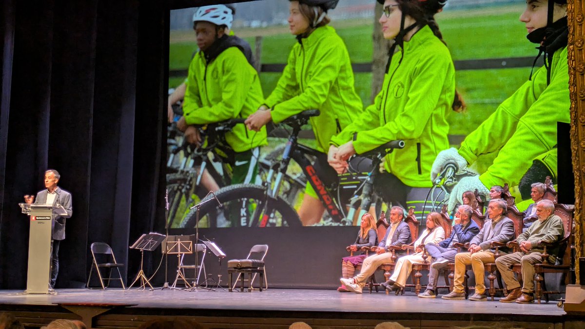 Medalla d'or de la ciutat d'Olot pel reconeixement dels 50 anys d'FP a <a href="/EpiaOlot/">Escola Pia Olot</a>.