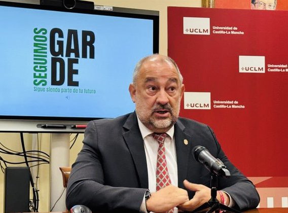 🗳️ ¡Hoy es un día clave para la <a href="/uclm_es/">Universidad de Castilla-La Mancha</a>! Tu voto cuenta y es importante. Participa y anima a otros a hacerlo 🙌. Por una universidad más fuerte y mejor, <a href="/GardeJulian/">Julian Garde</a>. Hasta las 19:00h 💚 #Seguimos #EleccionesUCLM