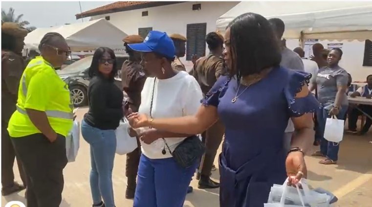 ninovation1's tweet photo. They make the country Hard by stashing money
in their homes only to give u tip of it to vote them
back. Smh, we deserve the hardship as
Ghanaians. we are not angry enough. Rice and
stew..smh #SpecialVoting https://t.co/TN6fhMQfw6