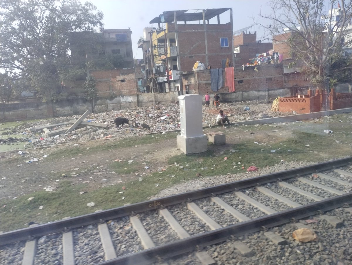 himansh2205's tweet photo. This is the condition near Varanasi railway station @AnilRajbharbjp @AshwiniVaishnaw @RailMinIndia 
Cc @narendramodi https://t.co/ZpzbgMFUxK