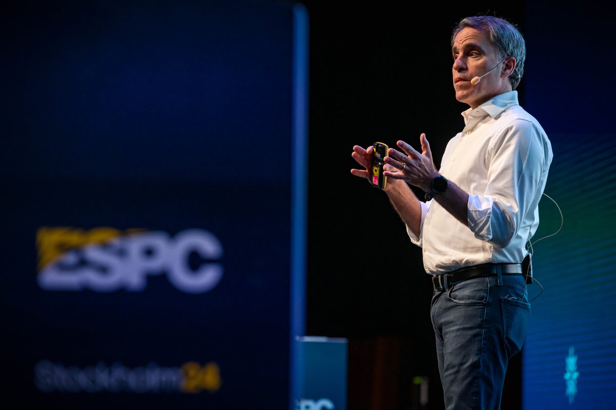 ESPC_Community's tweet photo. Jeff Teper is currently on the #ESPC24 stage sharing insights into Collaborative Apps in the #AI Era. https://t.co/mxQ6Icho6U