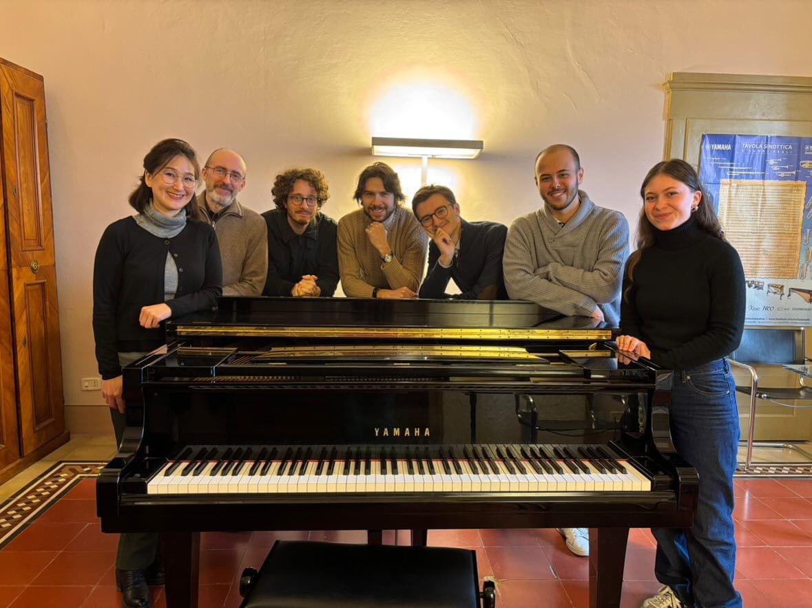 Ecco uno scatto del 'gruppo di lavoro' della Masterclass di composizione tenuta da Myung Jae Kho sulla tecnica vocale nel repertorio musicale novecentesco e contemporaneo. 
Alla Masterclass hanno partecipato gli allievi della classe di composizione del Maestro Anichini.