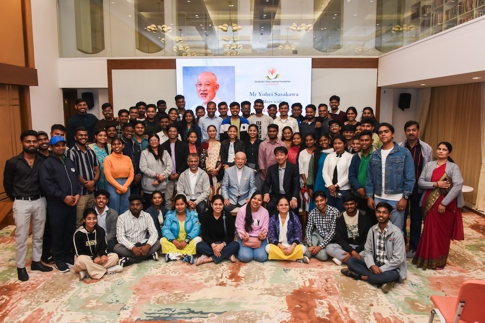 SasakawaYohei's tweet photo. [Business Trip to India] With H.H Dalai Lama-Sasakawa Scholarship fellows.
@DalaiLama -Sasakawa Scholarship began as a matching fund in 2014, when the 14th Dalai Lama visited a leprosy colony on the outskirts of Delhi with me.
For details: https://t.co/WHTwC2aake https://t.co/zC7Vij8HAA