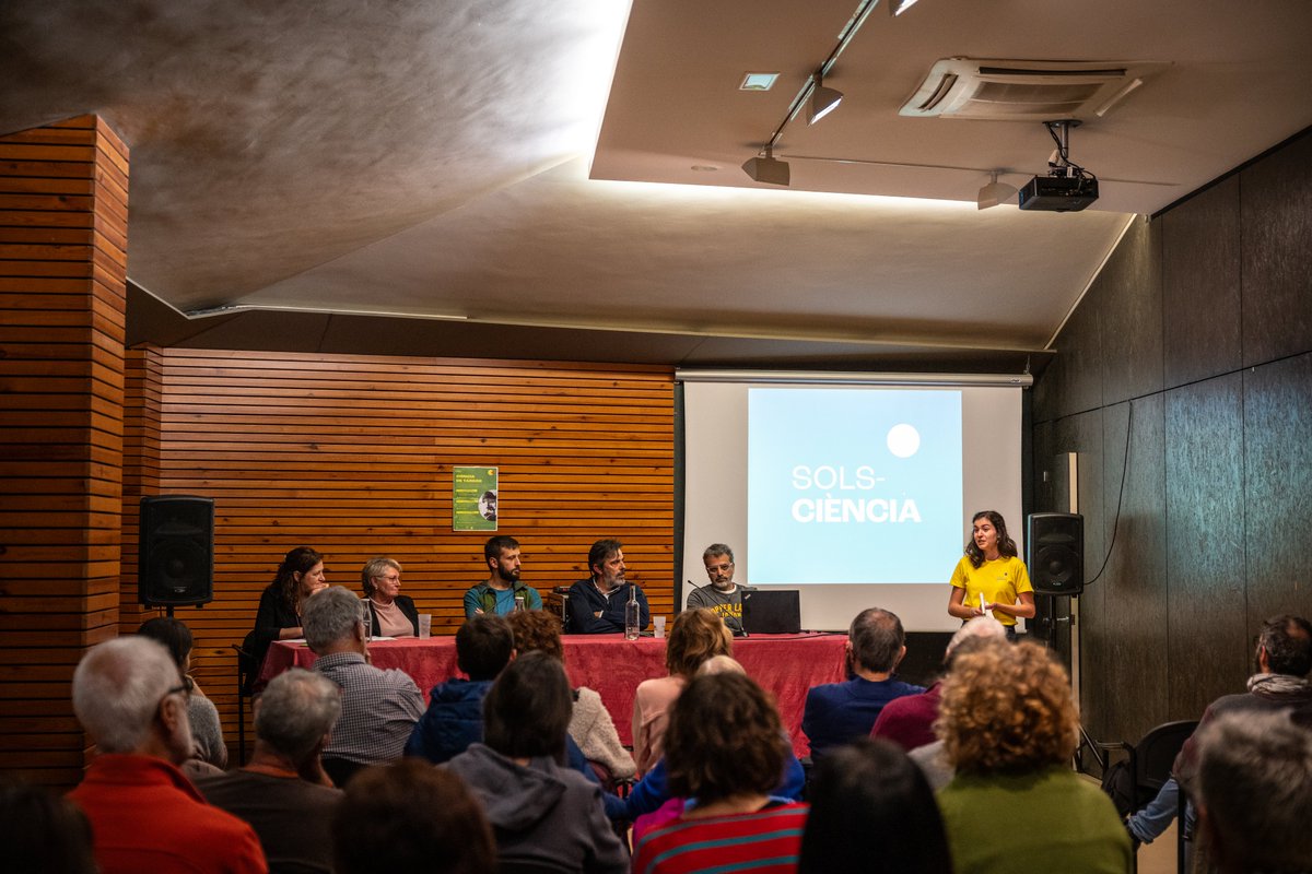 solsciencia's tweet photo. 💡La ment inquieta de la M. Àngels ideant una empresa líder mundial en semen porcí, els projectes que fa el Marc  sol amb un ordinador, les projeccions de futur del Hub Forestal a mans del Jordi i el projecte PyrVision per fer seguiment d'espècies del Gerard i el seu equip. https://t.co/JjJt2oksKt
