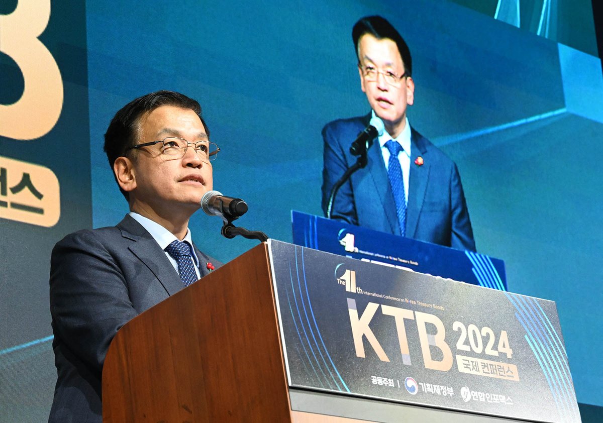 moefkorea_eng's tweet photo. On December 3, Deputy Prime Minister Choi Sang-mok delivered opening remarks at the 11th International Conference on #KTBs, pointing out that the govt will continue its policy efforts to ensure a stable and orderly inclusion in WGBI and further advance the government bond market. https://t.co/vIgyULbjJT