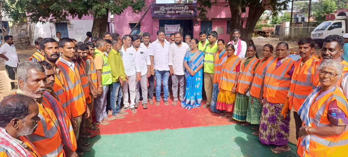 MplYellareddy's tweet photo. As part of Prajapalana Vijayotsavalu Urban Day Event* Conducted Distribution of PPE kits Felicitation  of sanitation workers Yellareddy Municipal office. Participated by Chairperson, councillor commissioner@cdmatelangana @SBMU_Telangana https://t.co/p2mURBDCtr