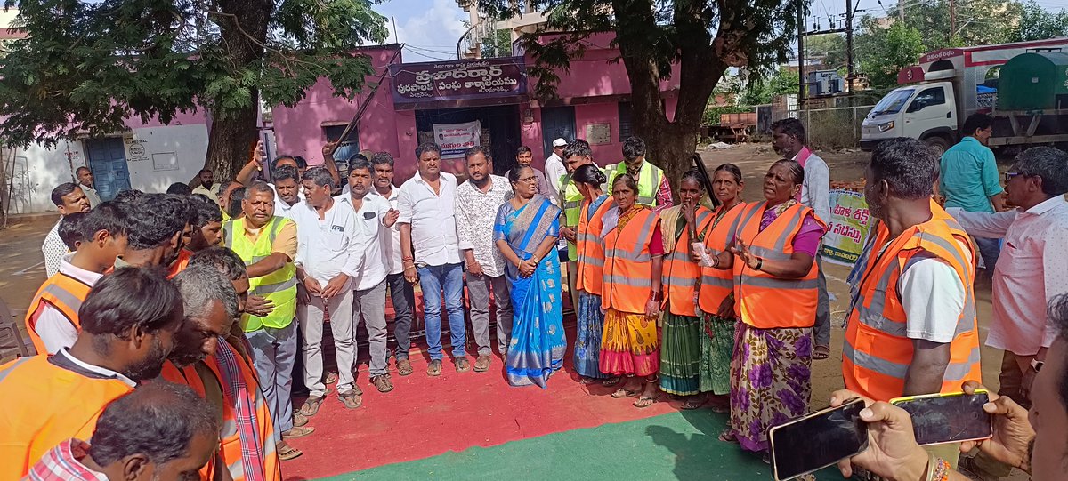 MplYellareddy's tweet photo. As part of Prajapalana Vijayotsavalu Urban Day Event* Conducted Distribution of PPE kits Felicitation  of sanitation workers Yellareddy Municipal office. Participated by Chairperson, councillor commissioner@cdmatelangana @SBMU_Telangana https://t.co/p2mURBDCtr
