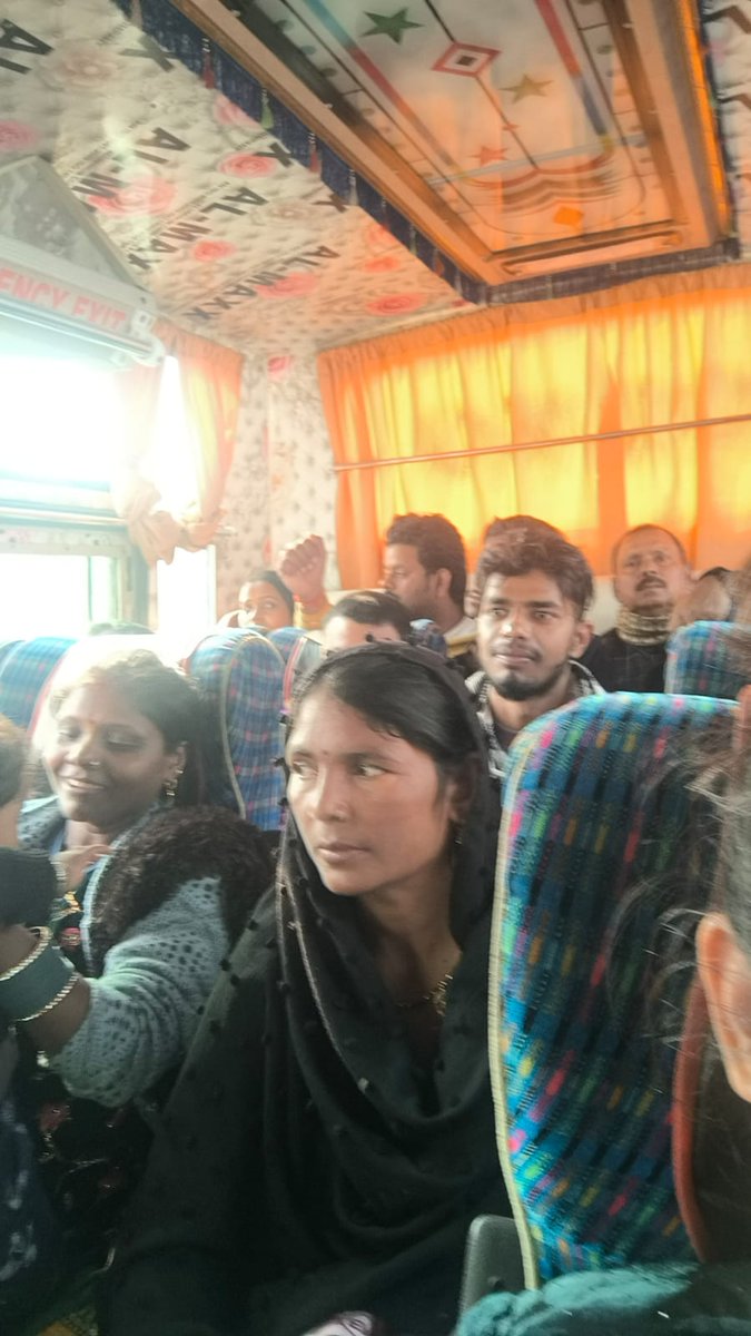pkmishrasv's tweet photo. गोरखपुर से बिहार जाने वाली जय माता दी नाम की बस प्रतिदिन ओवरलोड सवारी भरती है तथा यात्रियों के विरोध करने पर कंडक्टर बीच रास्ते में उतारने की धमकी देता है।आम जनता पस्त है लेकिन परिवहन विभाग को जनता की परेशानी से कोई मतलब नही है। @ParivahanSewa @liveGorakhpur https://t.co/McTym7Q3BS
