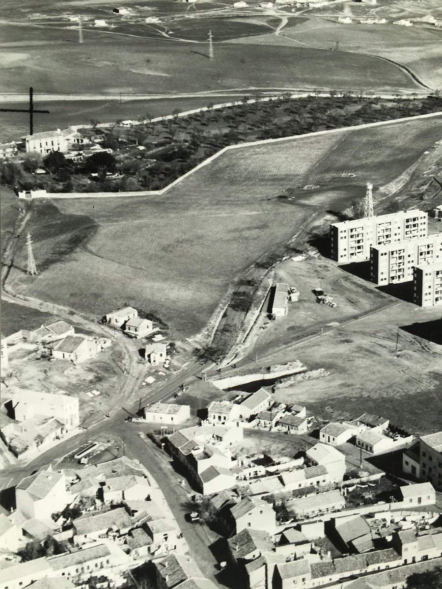 Huerta de Mena, con el contorno original de la finca, en una imagen aérea alrededor de 1960.

En primer plano aparece el pueblo de Hortaleza, y a la derecha los bloques del barrio de San Lorenzo.