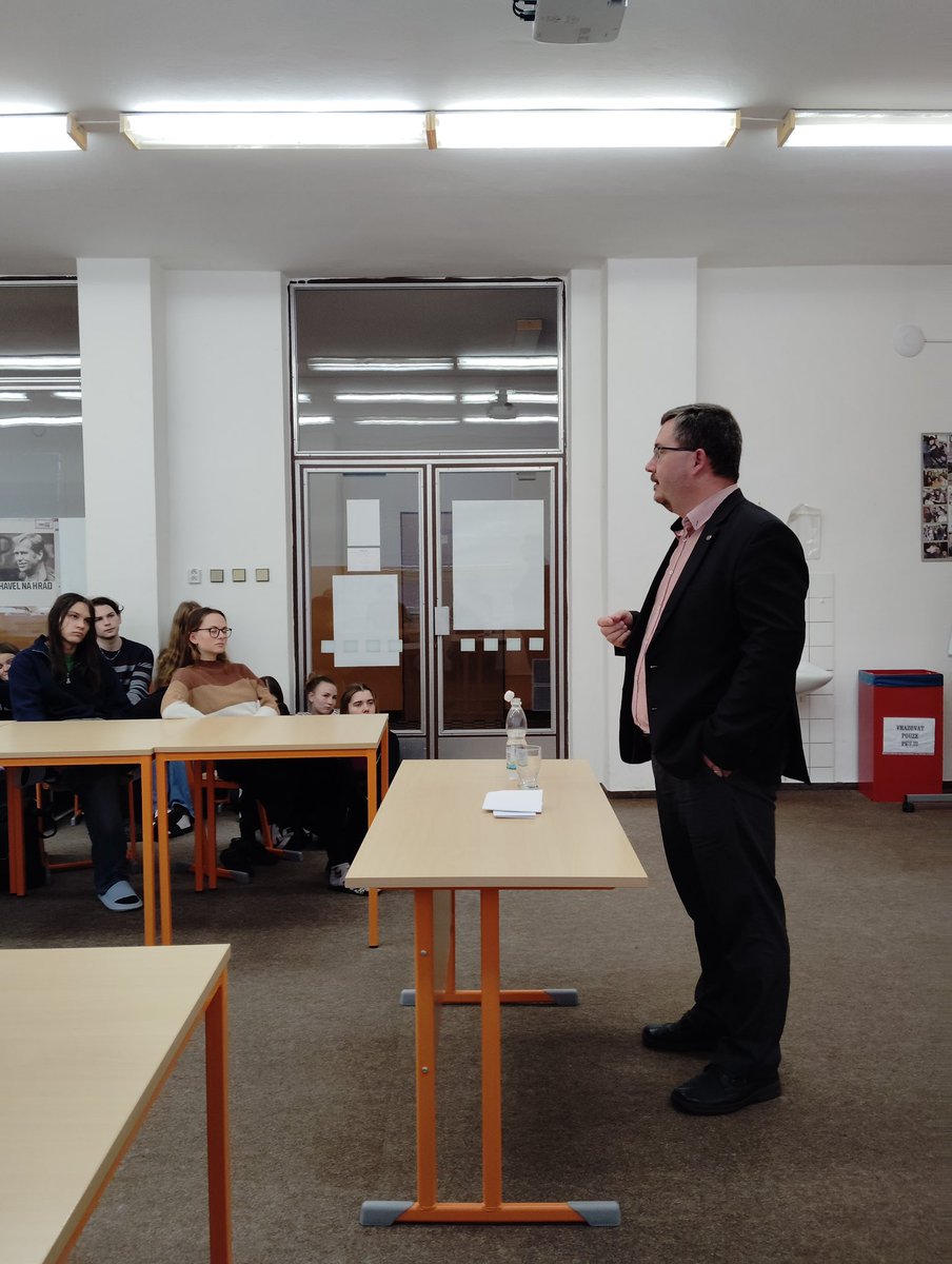 SoudcovskaU's tweet image. SOUDCI DO ŠKOL! 
Projekt Soudcovské unie ČR, který má za cíl přiblížit soudnictví studentům ve školách. Studenti Gymnázia Soběslav odpovědi na otázky od svého soudce dostali.
👇
sucr.cz/zpravy-a-stano…