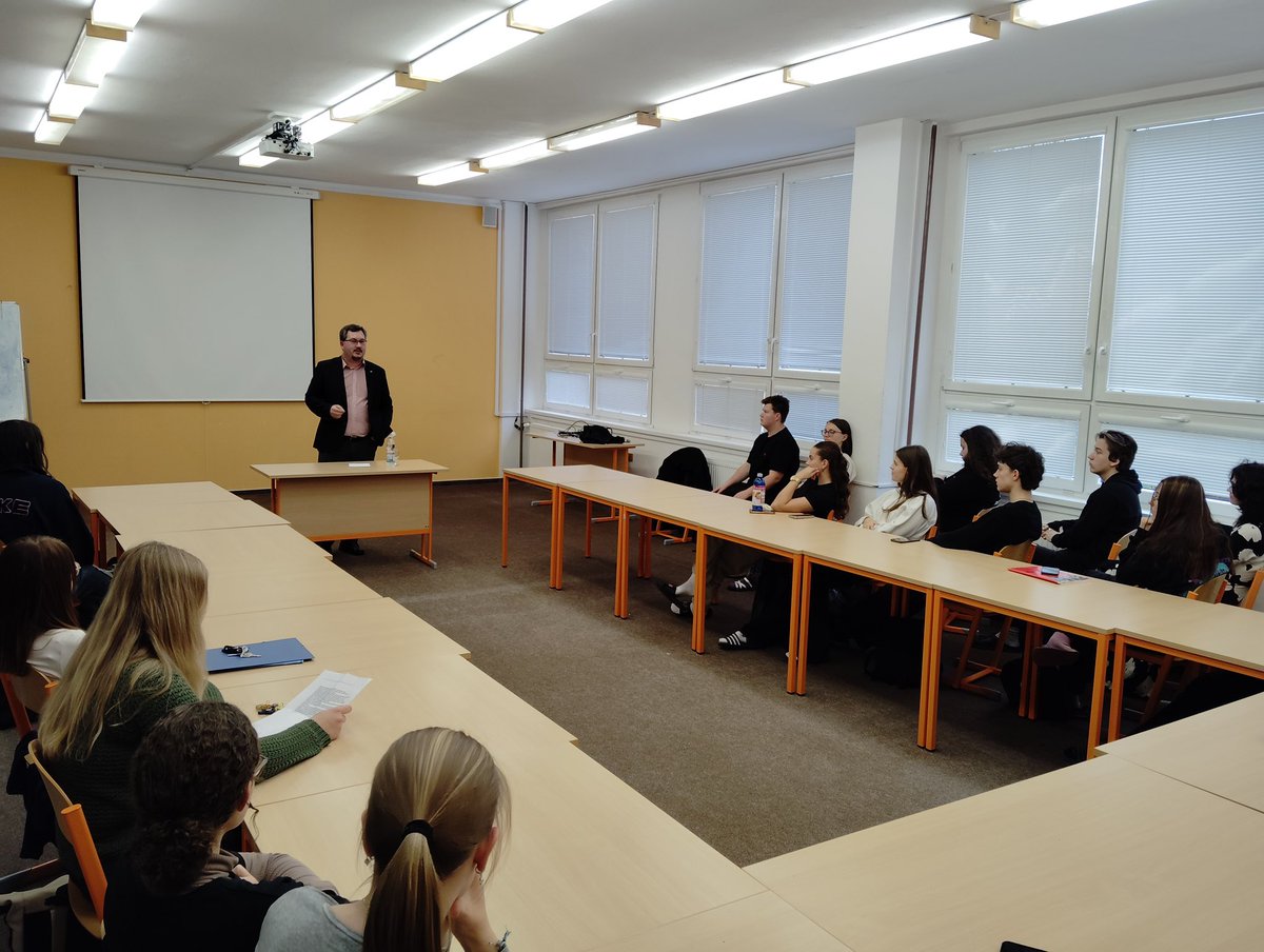 SoudcovskaU's tweet image. SOUDCI DO ŠKOL! 
Projekt Soudcovské unie ČR, který má za cíl přiblížit soudnictví studentům ve školách. Studenti Gymnázia Soběslav odpovědi na otázky od svého soudce dostali.
👇
sucr.cz/zpravy-a-stano…