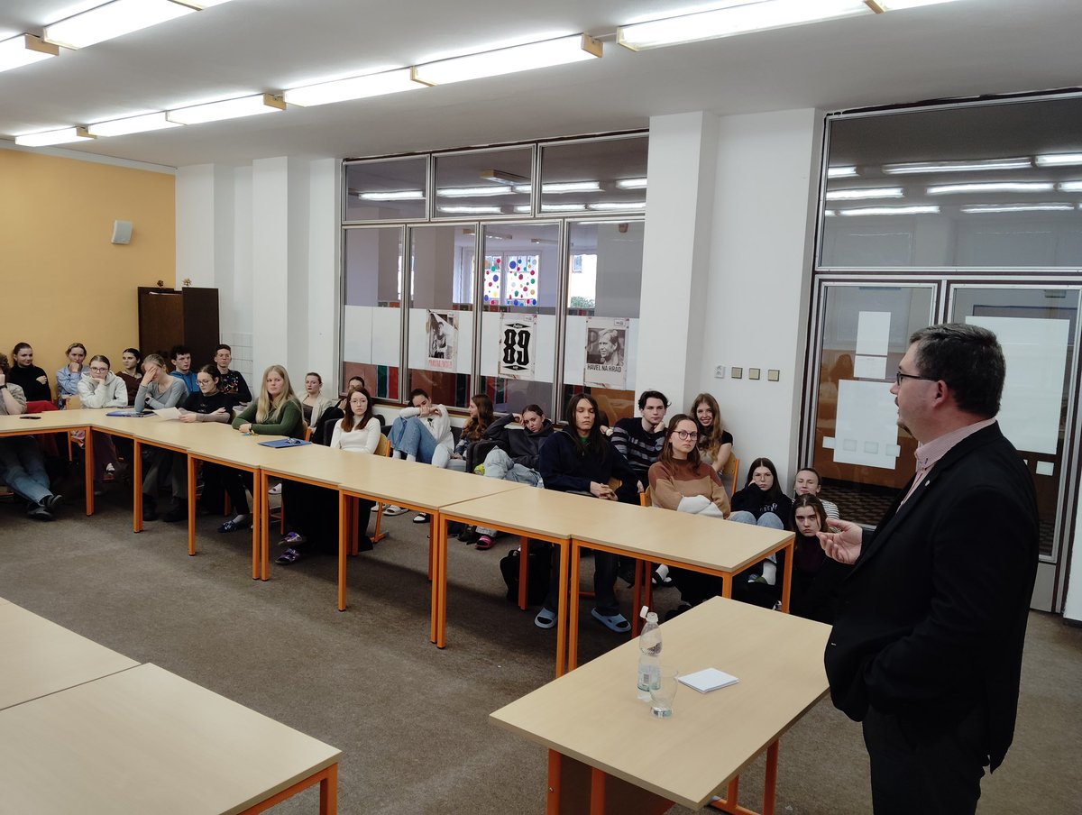 SoudcovskaU's tweet image. SOUDCI DO ŠKOL! 
Projekt Soudcovské unie ČR, který má za cíl přiblížit soudnictví studentům ve školách. Studenti Gymnázia Soběslav odpovědi na otázky od svého soudce dostali.
👇
sucr.cz/zpravy-a-stano…