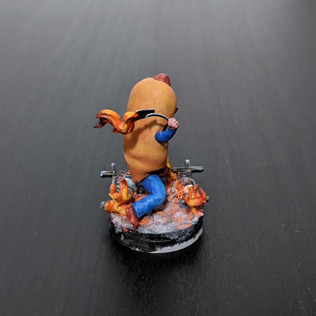 yiyembo's tweet photo. ¿Qué puede haber mejor que echar un torneo de #Punkapocalyptic este pasado domingo en #WarGenWargames? Pues organizar un #Punkamiguinvisible y que mi amigo invisible se curre este maravilloso Ceniza con maza flamígera para mi banda del Crematorio ❤️🔥 #Punkafandom #Wargames #HotDog https://t.co/0hBcjcCM6J