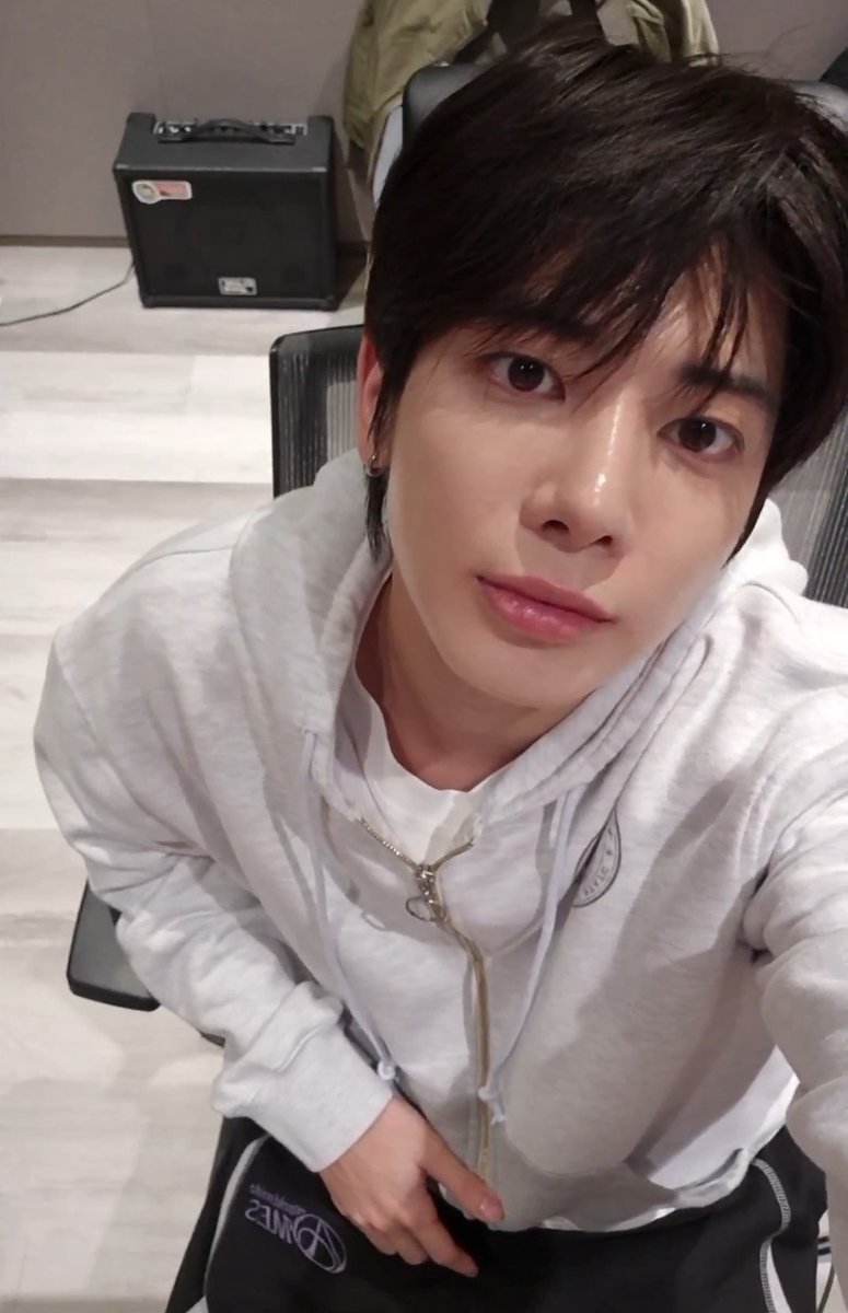 TXT_genleaders's tweet photo. MOAs didn't even bother to look for realtime translations. They just collectively admiring Taehyun's visuals.

Blah blah blah whatever you say baby you're so pretty https://t.co/ePw75PYW7k