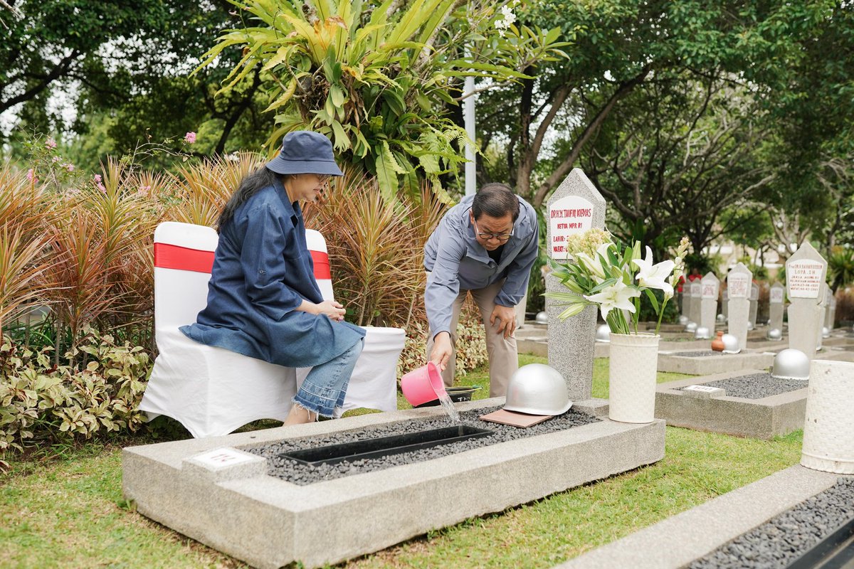 pramonoanung's tweet photo. Hari ini Saya dan Hani berziarah ke makam kedua orang tua istri saya. Kami melepas rindu dengan membacakan Yasin untuk keduanya. 

Di jalan pulang, kami mampir berziarah ke makam Alm. Pak Taufiq Kiemas, salah satu suri teladan saya di dunia politik. 

Al fatihah untuk Kakung, Putri, dan Pak Taufiq Kiemas.. 🤍