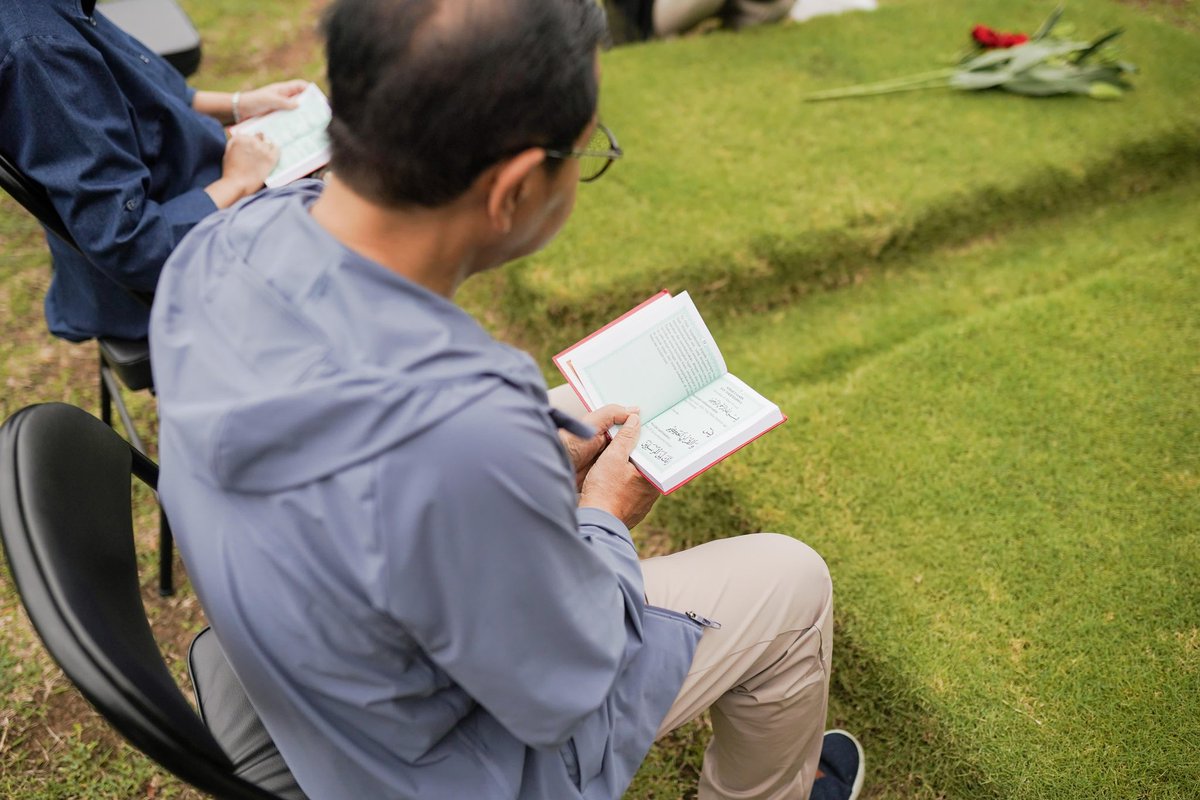 pramonoanung's tweet photo. Hari ini Saya dan Hani berziarah ke makam kedua orang tua istri saya. Kami melepas rindu dengan membacakan Yasin untuk keduanya. 

Di jalan pulang, kami mampir berziarah ke makam Alm. Pak Taufiq Kiemas, salah satu suri teladan saya di dunia politik. 

Al fatihah untuk Kakung, Putri, dan Pak Taufiq Kiemas.. 🤍